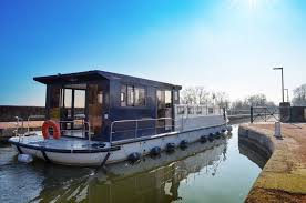 Sa reconversion était toute trouvée, il fallait. La Peniche F Canal Boat For Rent Les Canalous