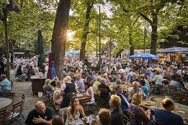 Der botanische garten schmiegt sich an die nordflanke des nymphenburger schlossparks und kann über einen versteckten hintereingang auch direkt von dort aus betreten werden. Top 10 Die Schonsten Munchner Biergarten