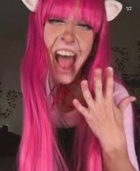 Cosplayer shares progress and projects