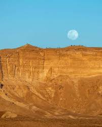 Saudi arabia's desert landscape is surprisingly diverse and you can find beautiful natural wonders throughout the kingdom. Saudi Expats On Twitter Full Moon Over The Edge Of The World In Riyadh Saudi Arabia Photo Faisal Bin Zarah