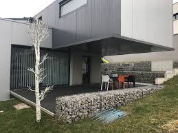 Deux autres solutions de bardage métallique sont proposées pour les habitats avec, pour chacune, des qualités isolantes. La Maison A Ossature Metallique Par Modul Metal Habitat