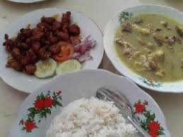 Gudheg) adalah makanan khas provinsi yogyakarta dan jawa tengah yang terbuat dari nangka muda yang dimasak dengan santan. Gudeg Bu Sum Restaurant Purworejo