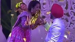 Rohanpreet singh proposing neha kakkar Rohanpreet Neha Kakkar Husband Bio Wiki Net Worth Profession Net Worth