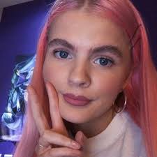 Amber Goodall's Instagram, Twitter & Facebook