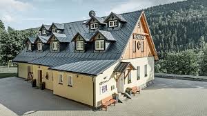 Das Dach Dieser Pension In Pstruzi Tschechien Musste Renoviert Werden Zur Sanierung Wurde Das Dach Und Die Vielen Ga Style At Home Holzverkleidung Prefa Dach