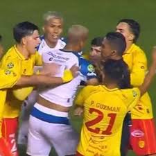Deyverson encara torcida rival e causa tumulto em clássico no Equador; veja