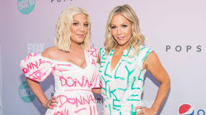 Ce dimanche 20 juin, l'actrice participait au rallye concours d'élégance qui se tenait à beverly hills. Jahrelange Krise Tori Spelling Versohnt Sich Mit Mama Candy Promiflash De