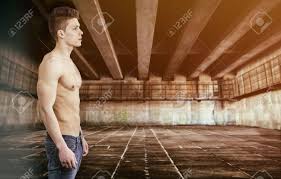 Muskulös Nackter Oberkörper Junger Mann Mit Jeans, Drinnen In Leeren  Lagerhaus. Suche Auf Einer Seite Lizenzfreie Fotos, Bilder Und Stock  Fotografie. Image 44097945.