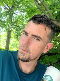 Single looking for someone to kick it with lives in Kansas