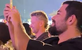 Sandy tem ex e atual lado a lado em participação em show no The Town