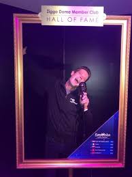 Presentatoren eurovisie songfestival gekleed in nederlandse creaties 14 mei 2021. Blog Eurovisie Songfestival 2021 Vrije Tijd Amsterdam