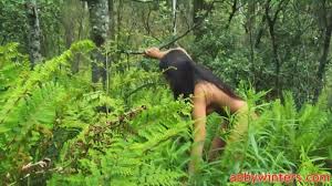 Diese junge Brünette wird im Wald nackt - EisPop.com