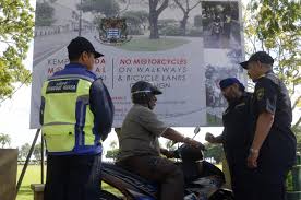 Laluan pejalan kaki | learn detailed meaning of pavements in malay dictionary with audio prononciations, definitions and usage. Salah Guna Laluan Pejalan Kaki Basikal Penunggang Motosikal Berdepan Kompaun Rm300 Buletin Mutiara