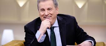 A műsor epizódonként két ismert embert lát vendégül: Elet Stilus A Youtube On Indit Sajat Musort Friderikusz Sandor Hvg Hu