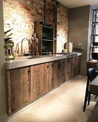 ca va interieur on instagram maatwerk keuken uitgevoerd in oud hout gecombineerd met beton showroom maa rustieke keukens keuken ontwerp keuken zelf maken
