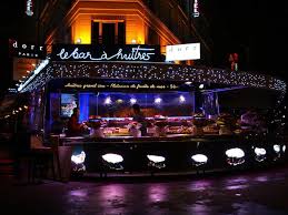 Le Bar A Huitres Montparnasse Et Son Banc De Fruits De Mer Eclaire Paris