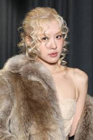 Rosé BLACKPINK ký hợp đồng với Atlantic Records, về 'chung nhà' với Cardi B