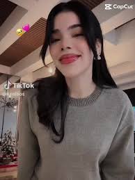 Kenia Haciendo Un Corazon Con Las Manos