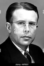 ERNEST LAURENT (1901-1958) physicien nucléaire américain avec son invention  le cyclotron ici en 1939 Photo Stock
