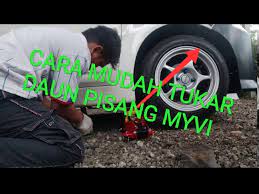 Saya ambil daun pisang untuk nutupin tubuhnya karena warga terus datang penasaran ingin melihat, ujar ade. Toturial Cara Pasang Daun Pisang Kereta Myvi Tahun 2008 Youtube
