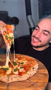 Na nossa Pizza de Frango com Catupiry utilizamos a coxa e sobrecoxa assada,  ao invés do tradicional peito de frango cozido, para trazer mais sabor a  pizza. Uma vez que provar, nunca