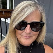 Last Saturday afternoon, my husband Robert Arpin and I had the honuor of  hosting the official launch of my book, The Immortal's Secret, at the  Verity Club. It warmed my heart to