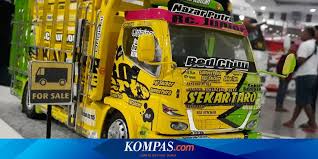 Mainan miniatur truk yang banyak dijual di pasaran memiliki panjang 45 cm, tinggi kabin 17 cm, tinggi bak 20 cm, lebar kabin 14 cm, dan lebar bak 19 cm. Modifikasi Miniatur Truk Ikut Ramaikan Jtf 2018
