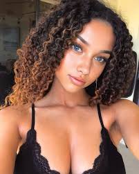 Donna has sent you a friend request 📩 (1) New messages