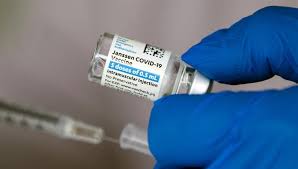 Esta tecnología se basa en tomar como soporte otro virus, que se modifica para que transporte al. La Vacuna De Janssen Se Comenzara A Usar Con Los Mayores Entre 70 Y 79 Anos
