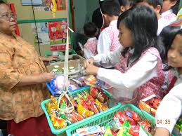 Keberadaan kantin sekolah memberikan peranan penting karena mampu menyediakan ± ¼ konsumsi makanan keluarga karena keberadaan peserta didik di sekolah yang cukup lama. Mengurai Kegagalan Program Makanan Bebas Plastik Di Kantin Sekolah Halaman 1 Kompasiana Com
