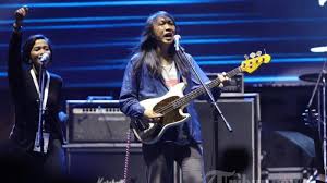 Watch the video for di udara from efek rumah kaca's efek rumah kaca for free, and see the artwork, lyrics and similar artists. Chord Gitar Dan Lirik Lagu Di Udara Efek Rumah Kaca Erk Tribun Lampung