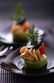 Refried beans, cheddar cheese, tomatoes, avocado, scallions, canned green chiles, sour cream, and shredded lettuce make up the enticing layers. Cold Appetizer Gourmet Appetizers Cold Appetizers Entertaining Appetizers