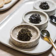 Savoir comment manger du caviar correctement vous aidera également à éviter le danger de contamination. Comment Deguster Le Caviar Astara 1981