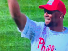 Now that's how you rile up a hometown crowd! #flyeaglesfly #ringthebell  #phillies #eagles #openingday