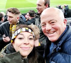 Heel het land lacht ons uit, vind iets van onze club. Mensen hebben hun  mening klaar. Maar het is ónze club, waar wij mee zijn opgegroeid, waar we  nieuwe vrienden maakten. Waar