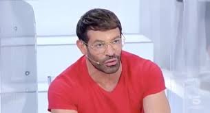 La parola spetta alla regina dello studio tina cipollari uomini e donne, lite gianni sperti contro armando: Uomini E Donne Oggi Sfilata Gianni Sperti Fuori Controllo Prima Faceva La Putt Video