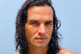 Fã gasta fortuna em cirurgia plástica para virar Michael Jackson