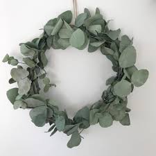 Den kranz kann man am besten in ein gefäß stellen oder mit einer schönen kerze kombinieren. Eukalyptus Kranz Selbermachen Anleitung Zum Selber Machen