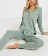 From haus (house, home) +‎ anzug (suit). Hausanzuge Online Shop Bis Zu Bis Zu 62 Stylight
