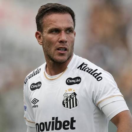 ARTHUR PODE PINTAR NO PEIXE! 👀 De acordo com informa&ccedil;&otilde;es do nosso @ricardinhomartinss, o Santos est&aacute; em negocia&ccedil;&otilde;es com o volante Arthur Melo, ex-Gr&ecirc;mio. A negocia&ccedil;&atilde;o seria por um contrato at&eacute; o
