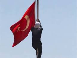 Bandera de turquía disponible en tejido poliéster 100%, microperforado, de varias medidas desde 015×020 cm a 150×300 cm y de alta calidad. Simpatizantes Del Pkk Retiran Una Bandera Turca De Una Base Militar En Diyarbakir Hispanatolia