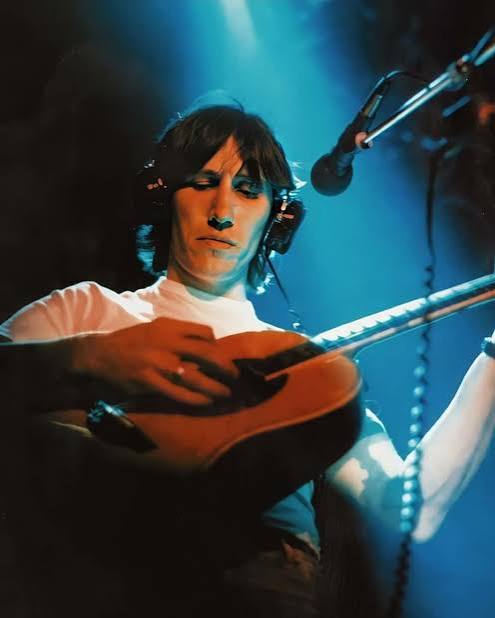 Roger Waters during the In The Flesh tour, 1977 : r/pinkfloyd
