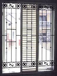 Selain meningkatkan estetika rumah, teralis minimalis harus tetap menutupi jendela sehingga tidak bisa dilewati dengan mudah. Desain Teralis Jendela Rumah Minimalis Modern