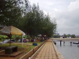 Harga Tiket Masuk Pantai Marina Tempat Wisata Alam Di Semarang Yang Membawa Kesan Romantis In 2020 With Images Wallpaper Sidewalk Canal
