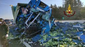 Agenti della polizia stradale e vigili del fuoco,. Incidente In Autostrada A1 Tamponamento Tra Tir Camion Perde Carico D Ortaggi In Carreggiata