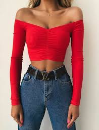 Choose your style in crop tops. Jean Bleu Ceinture Noir Haut Crop Top Manche Longue Rouge Crop Top Outfits Fashion Outfits Cute Outfits