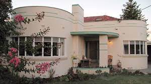 Art Deco House Built In 1947 With Beautiful Waterfall Windows Art Deco Home Art Deco Buildings Bauhaus Architecture