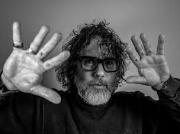 Kevin Drew estrena "Out in the fields" y "Party oven"