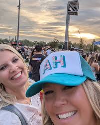 Can you tell I have a favorite color? 😜 A much needed night out with my  sister & @dierksbentley 😁 Best drink ever