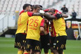 Lorient have several players out with yellow cards (8 cards in total) and that could be crucial. Ligue 1 Lens Surclasse Lorient Et Maintient Le Cap Vers L Europe Actu Pas De Calais